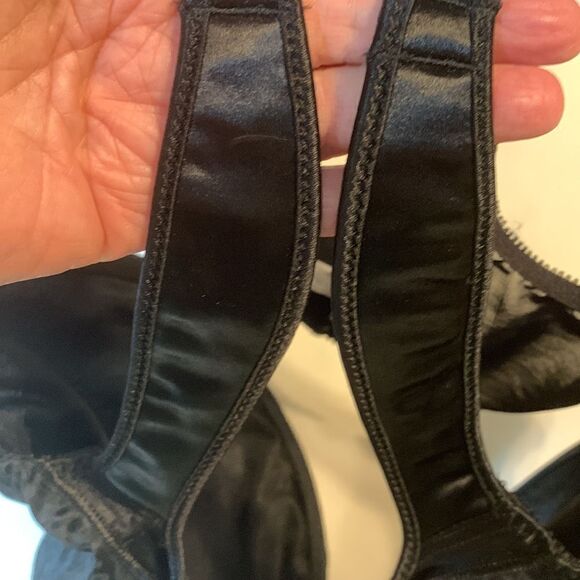 Bali Size 42DDD black bra. No padding but underwire and wide straps - Picture 9 of 9